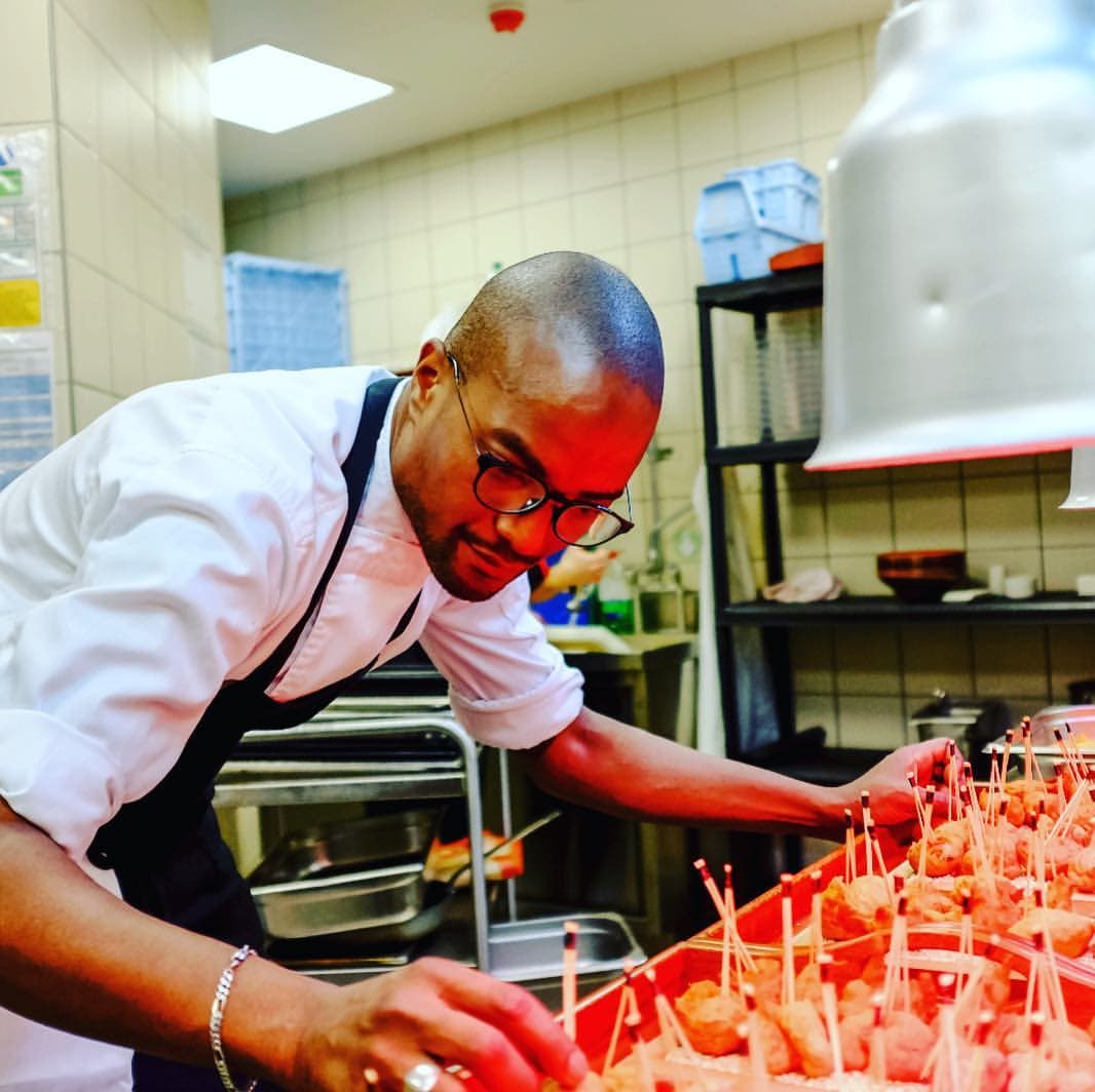 Le chef en pleine concentration dans les cuisines, dressage minute