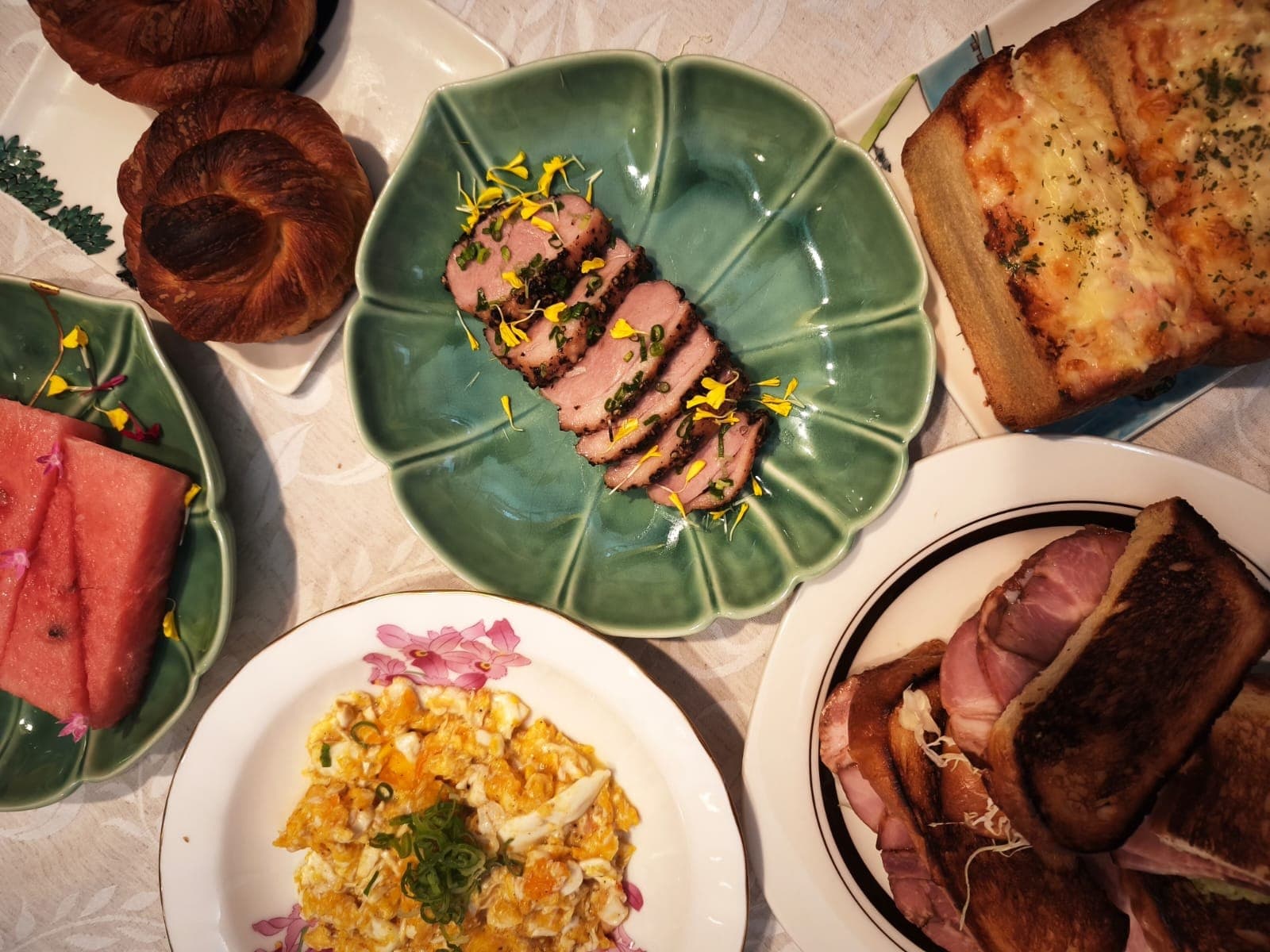 Table de dîner à Kyoto, viandes fumées, œufs brouillés et pain grillé