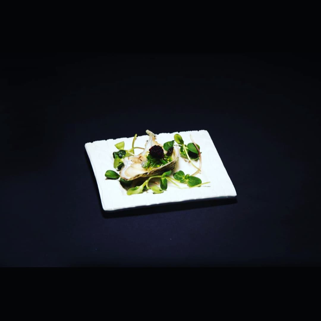 Huître iodée sublimée de caviar et pousses fraîches