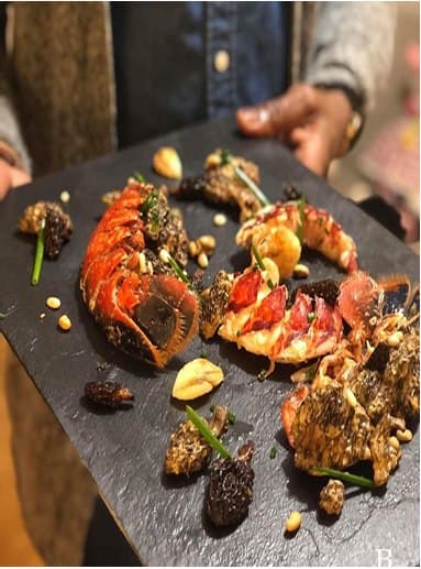 Homard dressé avec champignons des bois et éclats de noisette