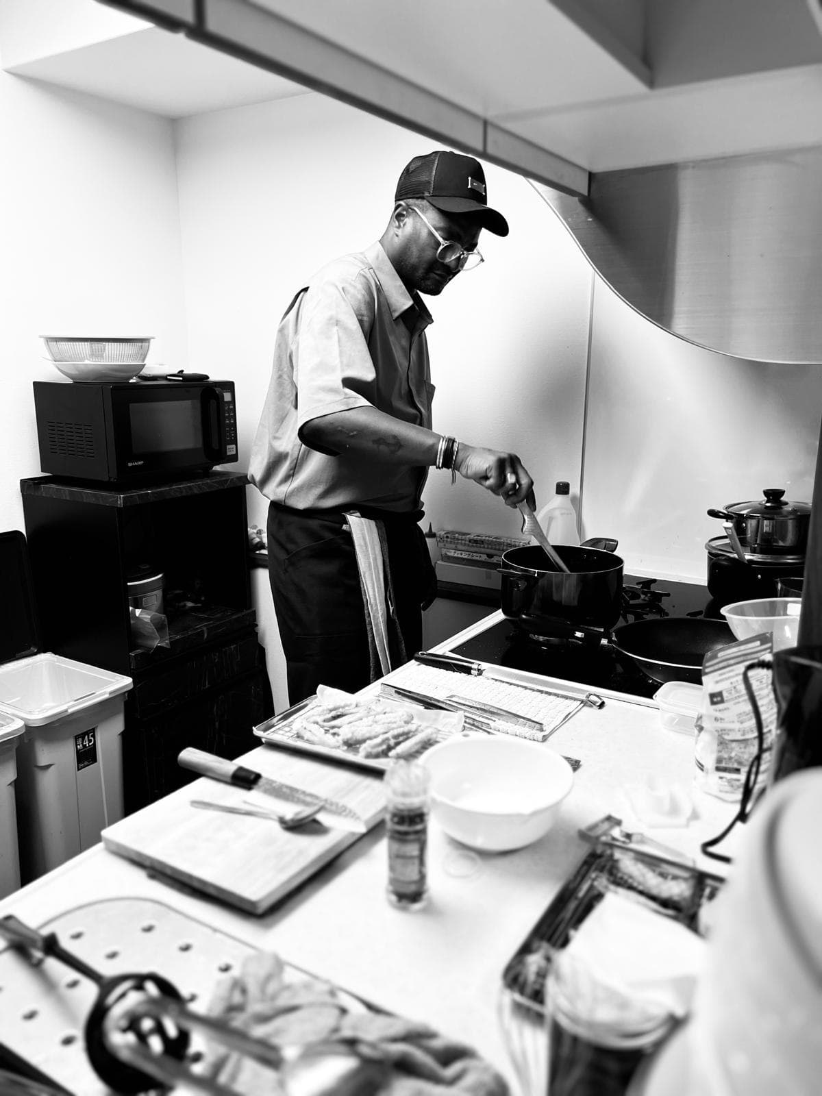 Rhonel en pleine préparation dans sa cuisine