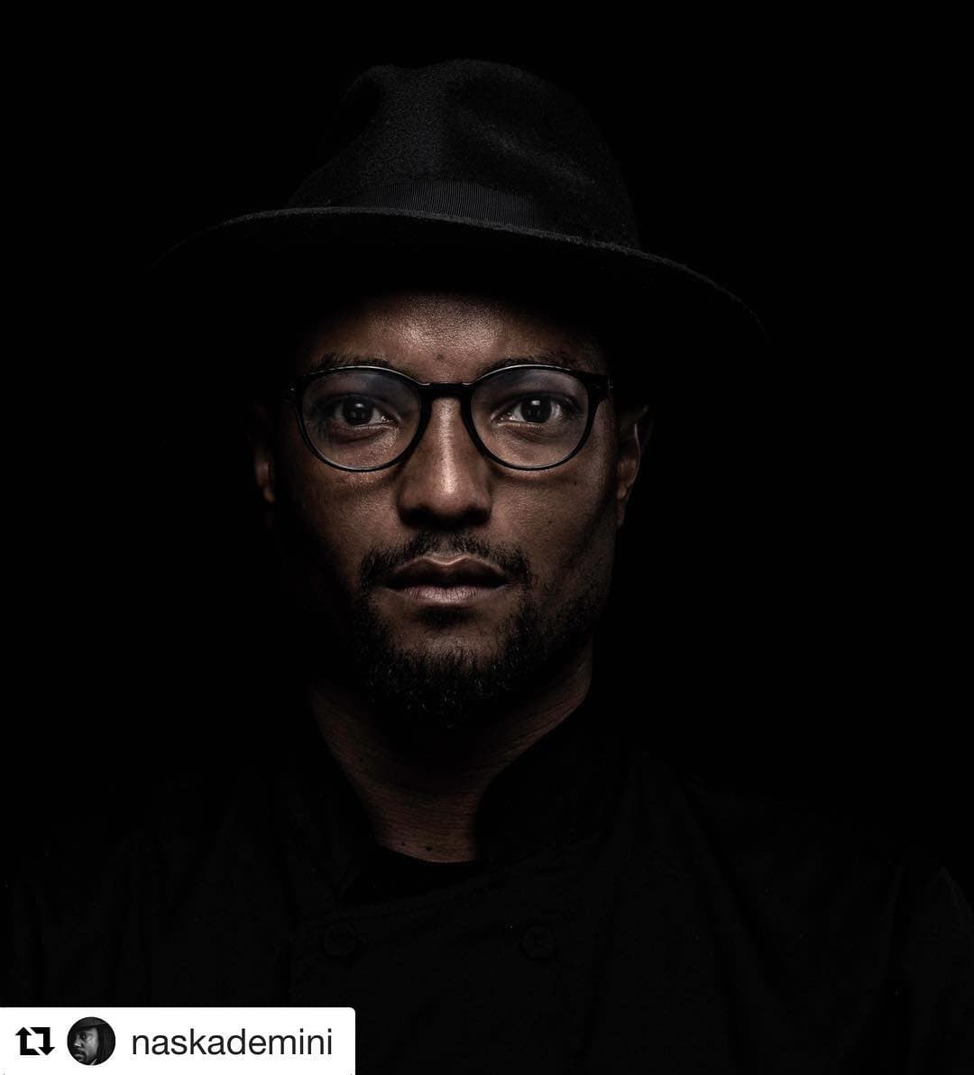 Portrait du chef Rhonel Ange Gogan, lumière dramatique